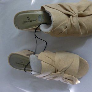 Brand New pair of Women 7.5 W Summer soft and comfortable sandals